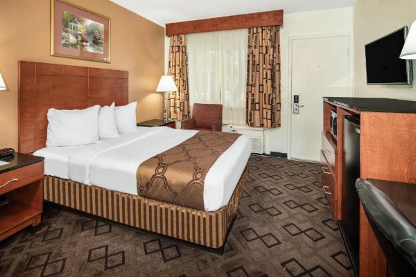 Travelodge by Wyndham Burbank-Glendale image 19