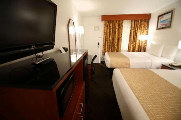 Travelodge by Wyndham Burbank-Glendale image 23