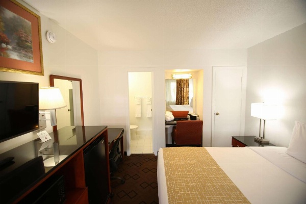 Travelodge by Wyndham Burbank-Glendale image 5