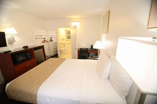 Travelodge by Wyndham Burbank-Glendale image 6